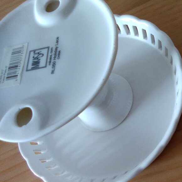 Mikasa 'Holiday Lace' Christmas Porcelain Cake Plate With Delicate Holly Design - Picture 8 of 11